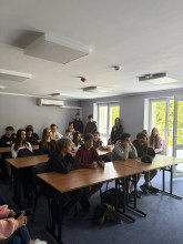 Ósmoklasiści na wirtualnej strzelnicy